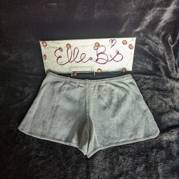 Express Shorts - Picture 4 of 4